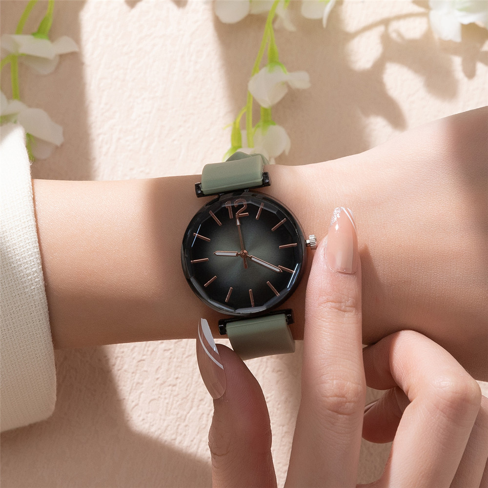 ファッションレディーススポーツシンプルなブラックダイヤルクォ - Silicone Band Women のレビューと価格