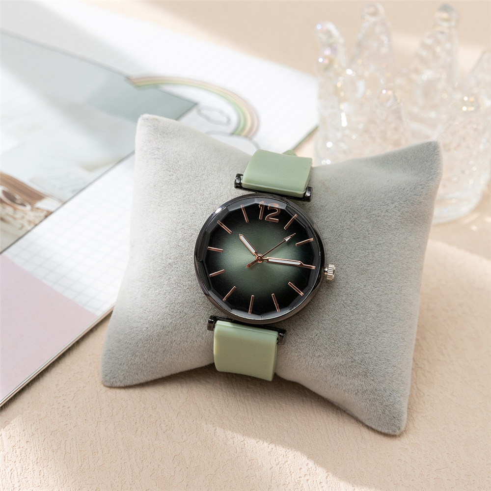ファッションレディーススポーツシンプルなブラックダイヤルクォ - Silicone Band Women のレビューと価格