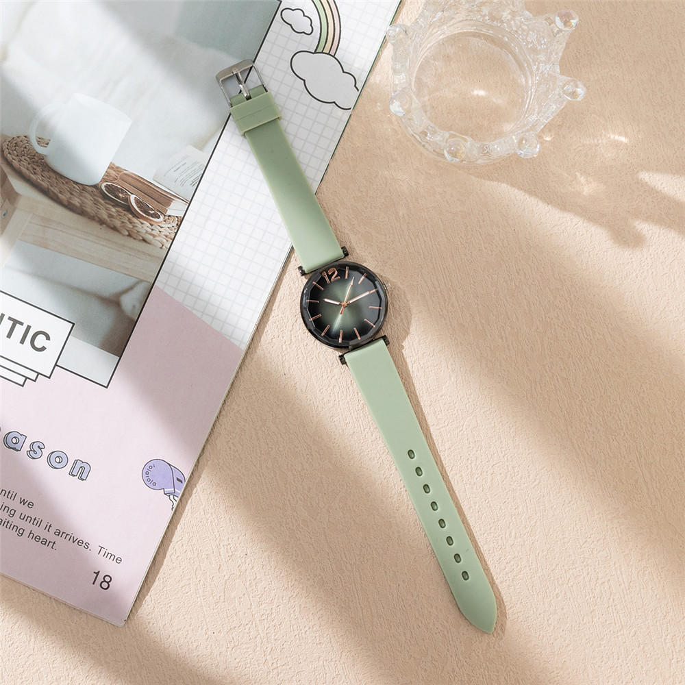 ファッションレディーススポーツシンプルなブラックダイヤルクォ - Silicone Band Women のレビューと価格